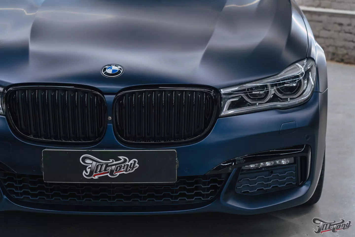 Оклейка BMW 7 в матовый винил и полиуретан. Антихром, окрас дисков и суппортов. Детейлинг